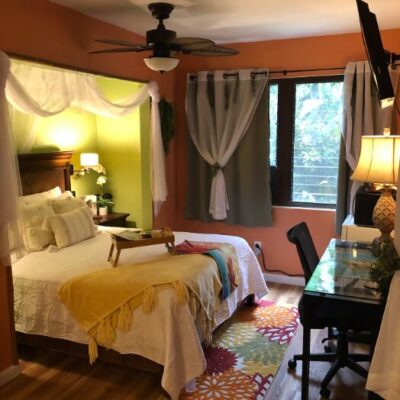 Queen bed in Orange room